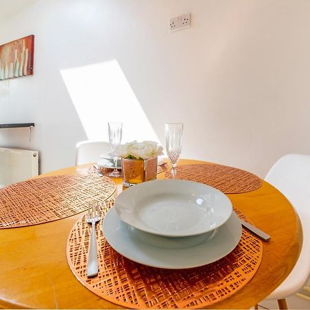 Stylish 3-Bed Terraced House With Wi-Fi Lejlighed Chatham  Eksteriør billede