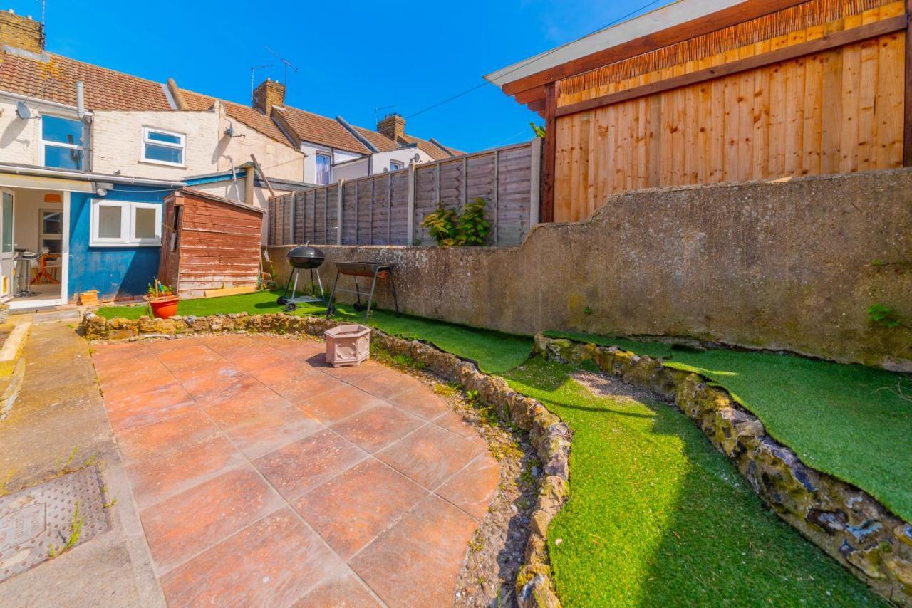 Stylish 3-Bed Terraced House With Wi-Fi Lejlighed Chatham  Eksteriør billede