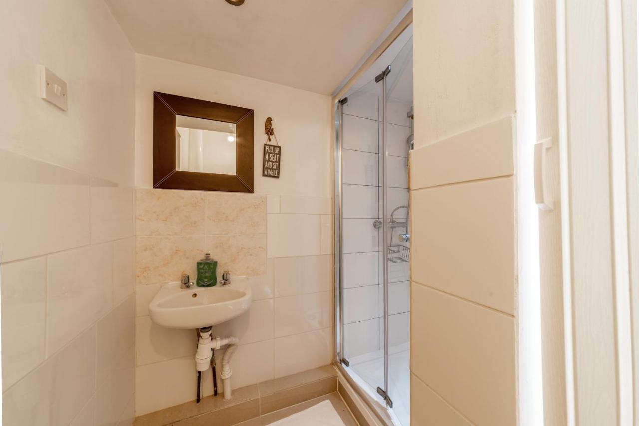 Stylish 3-Bed Terraced House With Wi-Fi Lejlighed Chatham  Eksteriør billede