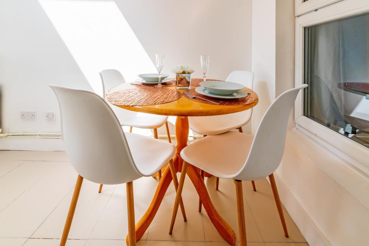 Stylish 3-Bed Terraced House With Wi-Fi Lejlighed Chatham  Eksteriør billede