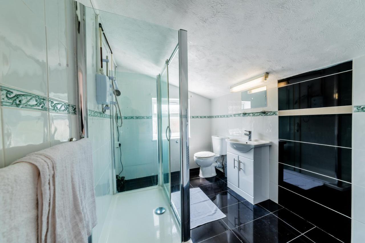 Stylish 3-Bed Terraced House With Wi-Fi Lejlighed Chatham  Eksteriør billede
