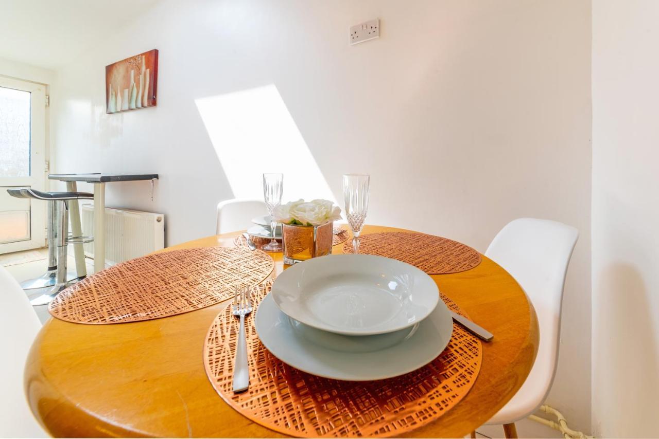 Stylish 3-Bed Terraced House With Wi-Fi Lejlighed Chatham  Eksteriør billede