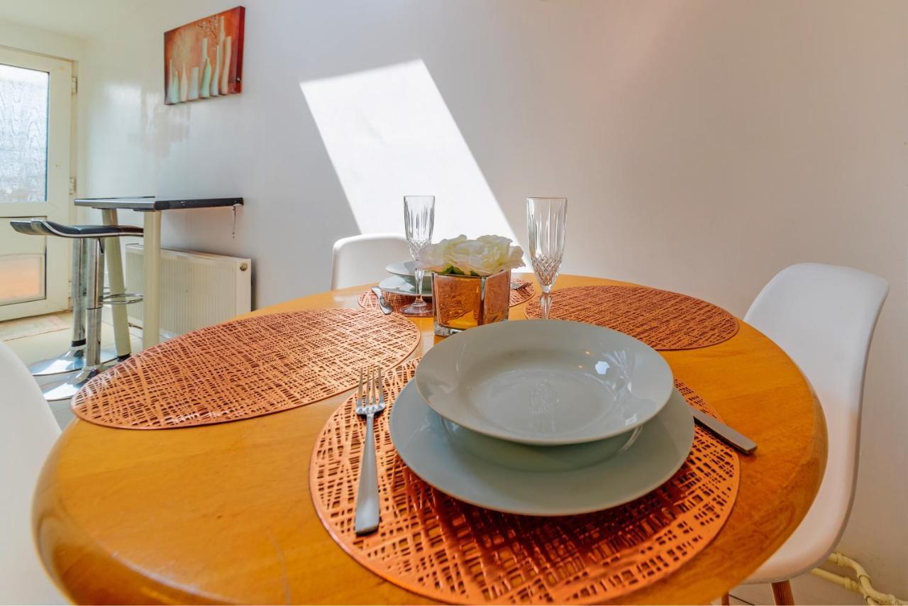Stylish 3-Bed Terraced House With Wi-Fi Lejlighed Chatham  Eksteriør billede