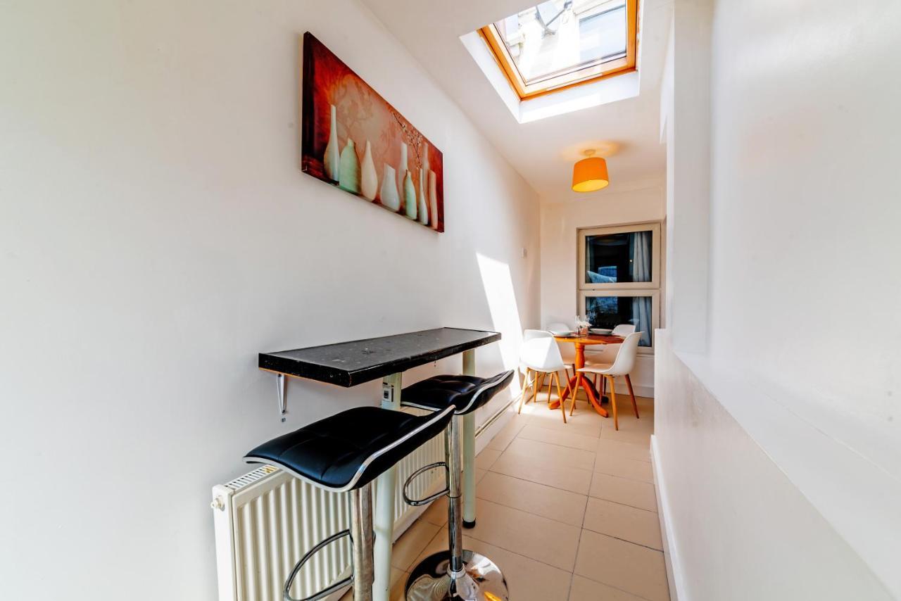 Stylish 3-Bed Terraced House With Wi-Fi Lejlighed Chatham  Eksteriør billede