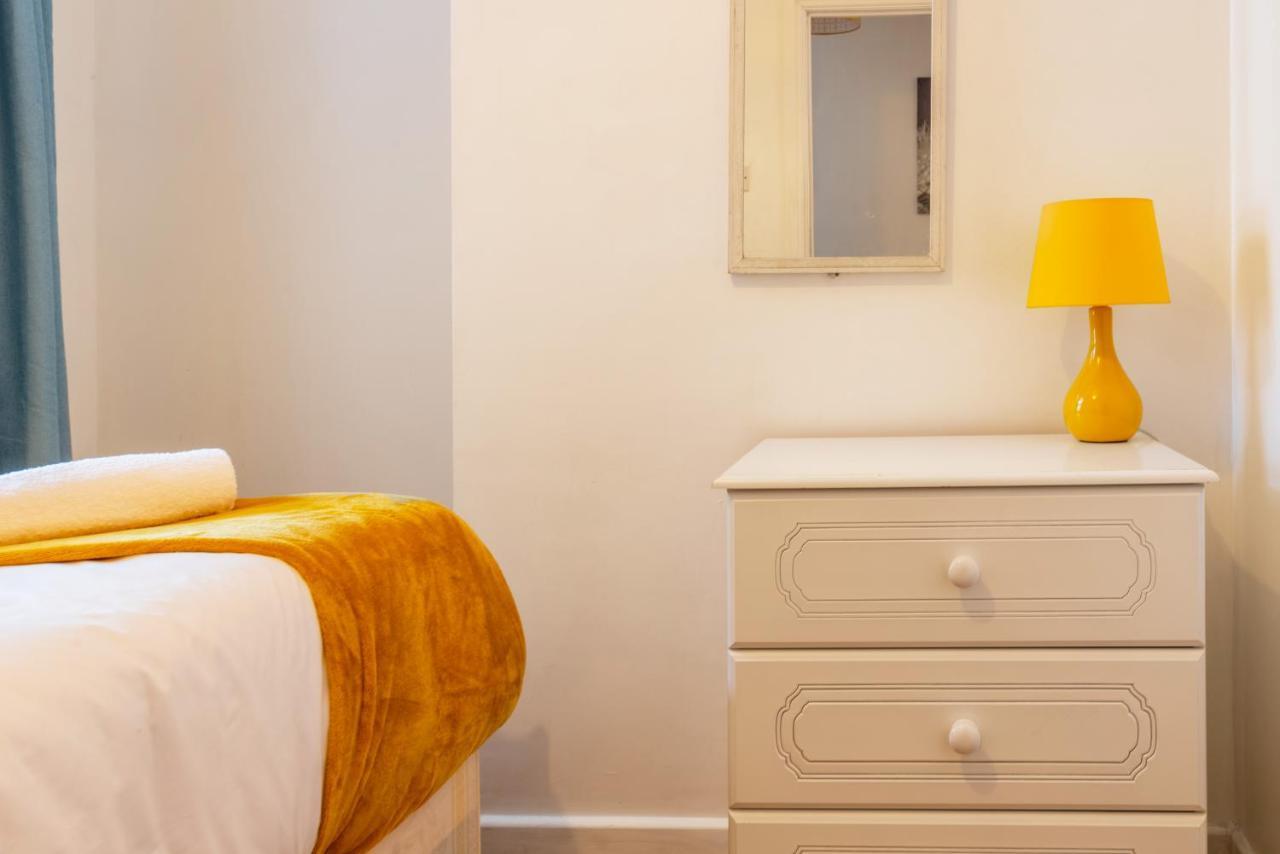 Stylish 3-Bed Terraced House With Wi-Fi Lejlighed Chatham  Eksteriør billede