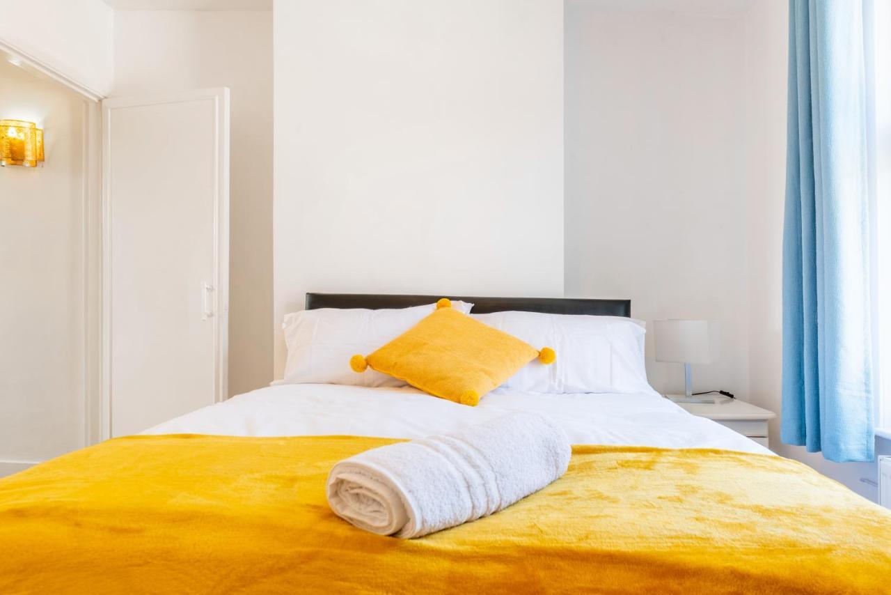 Stylish 3-Bed Terraced House With Wi-Fi Lejlighed Chatham  Eksteriør billede