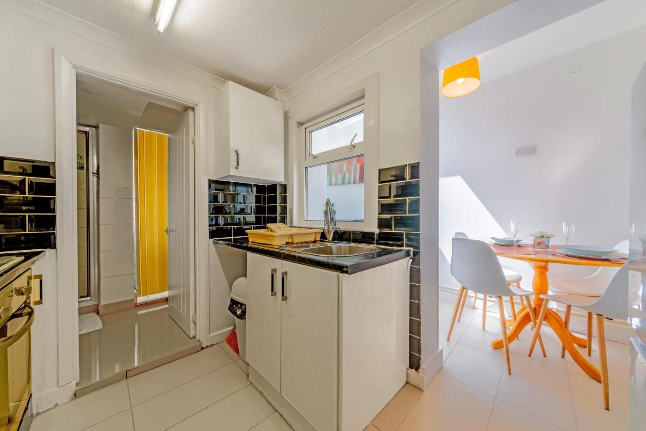 Stylish 3-Bed Terraced House With Wi-Fi Lejlighed Chatham  Eksteriør billede