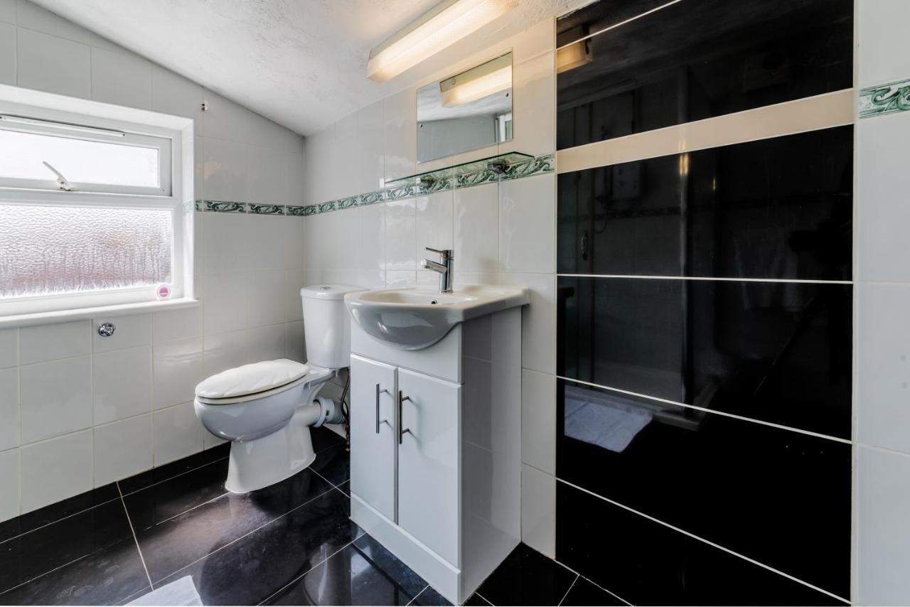 Stylish 3-Bed Terraced House With Wi-Fi Lejlighed Chatham  Eksteriør billede