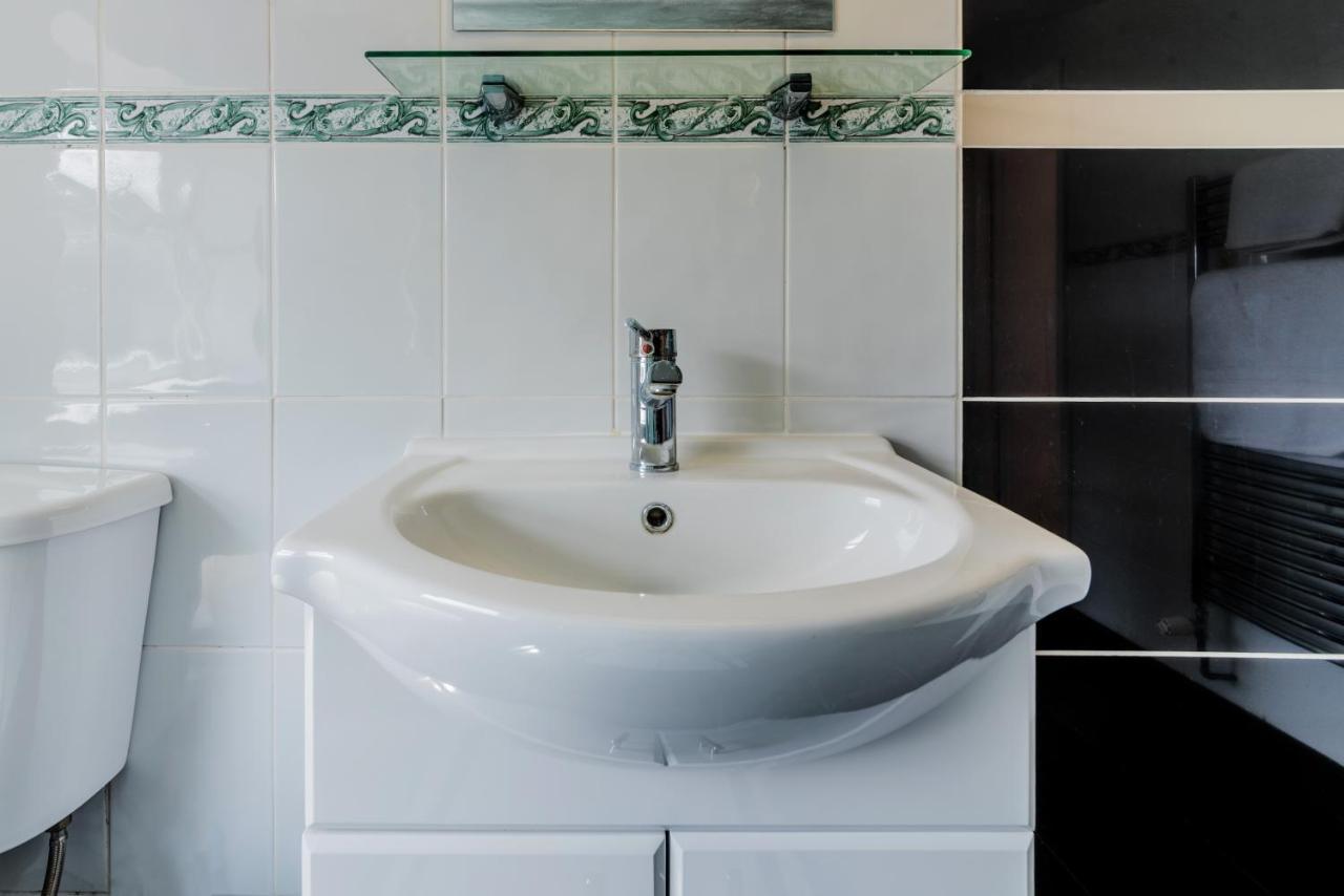 Stylish 3-Bed Terraced House With Wi-Fi Lejlighed Chatham  Eksteriør billede