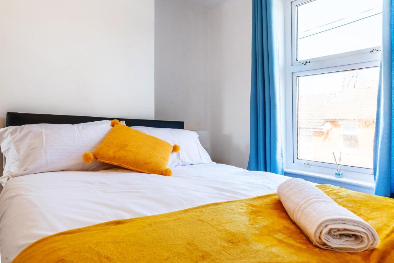 Stylish 3-Bed Terraced House With Wi-Fi Lejlighed Chatham  Eksteriør billede