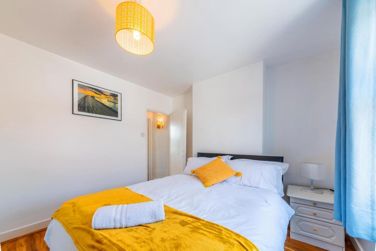Stylish 3-Bed Terraced House With Wi-Fi Lejlighed Chatham  Eksteriør billede